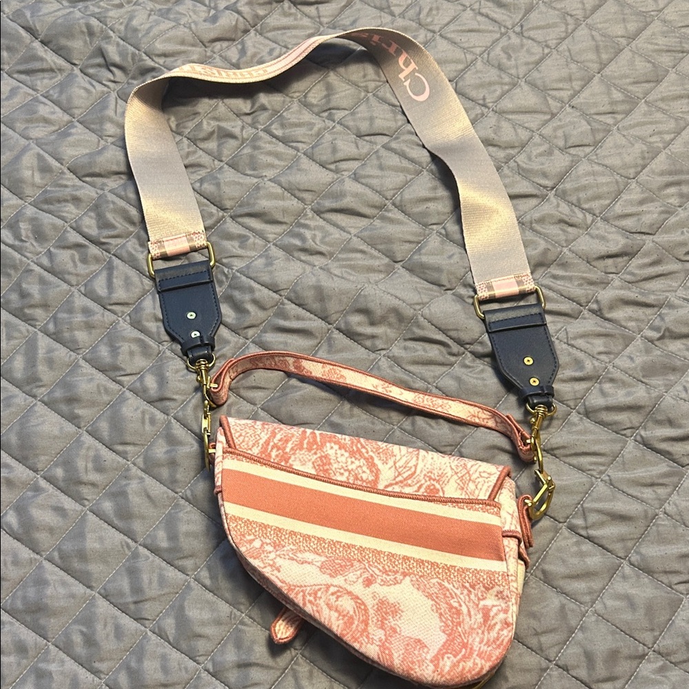 Elegant Pink Crossbody Bag with Adjustable Strap